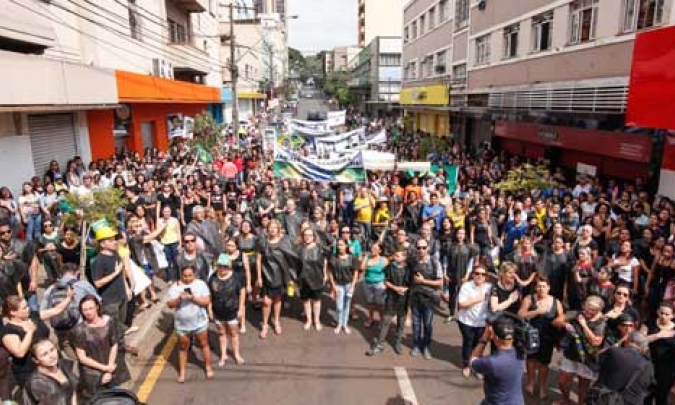 Comerciantes baixam as portas em protesto contra o governo Dilma em Londrina